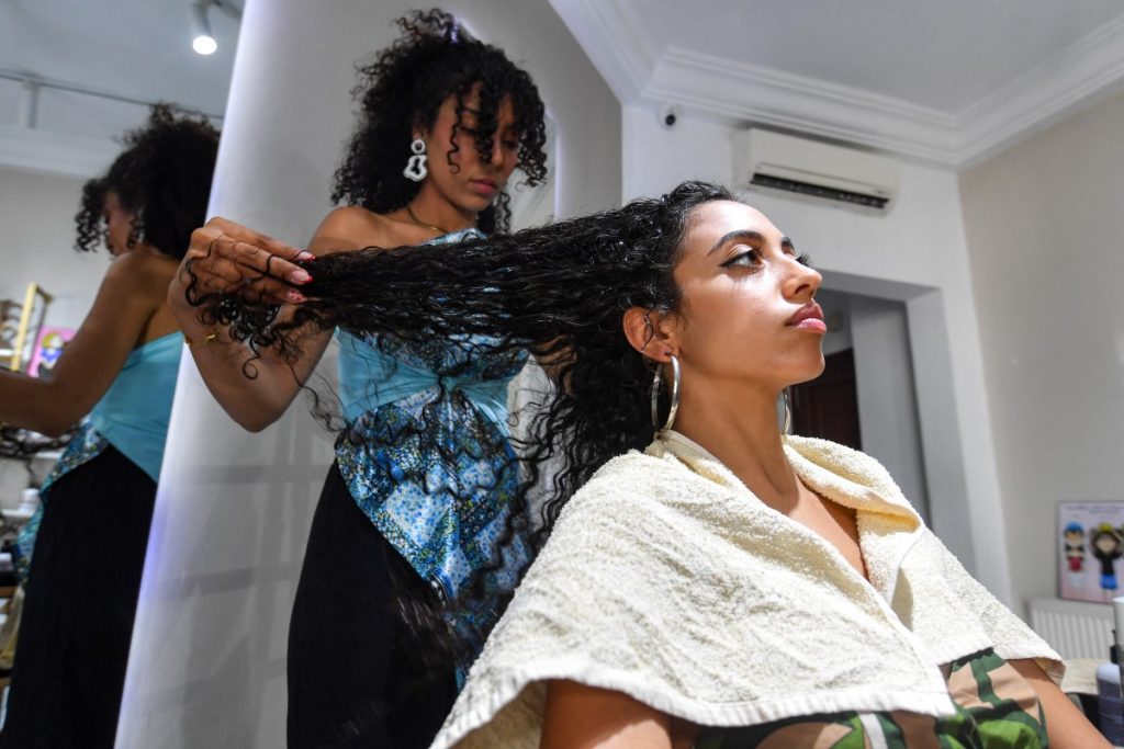 Tunisian women embrace natural hair, challenge beauty norms