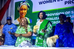 First Lady Oluremi Tinubu, gives N50,000 grant to 500 women in Ondo