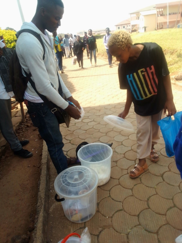 Economy: Poverty drives undergraduates to sell snacks, sweets in campuses