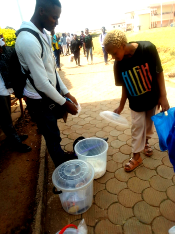 Economy: Poverty drives undergraduates to sell snacks, sweets in campuses