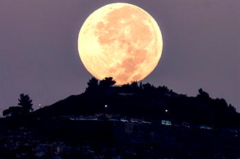 Photos: ‘Blood Moon’ rises during total lunar eclipse