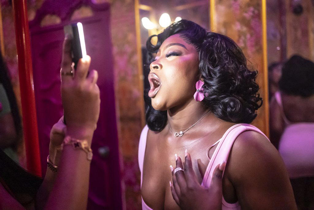 In Nigeria's nightclubs, bathroom selfie is king - or, rather, queen