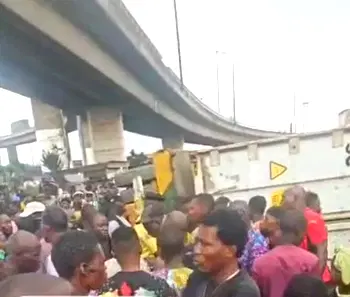 Container crushes police officer, one other in Lagos