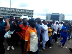 Photos: Hundreds of Rivers people storm Gov’t House, await Fubara’s return