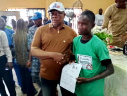 Apapa-Iganmu LCDA distributes 100 free GCE forms to indigent students