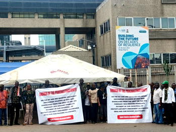 Retired military pensioners block Finance ministry gates over unpaid benefits