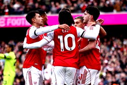 Arsenal go top of Premier League as Man Utd ease pressure on Amorim