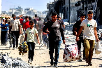 ‘Full of sorrow’ – Gazans trek home as truce begins