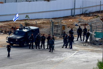 Hamas begins handing over Israeli hostages