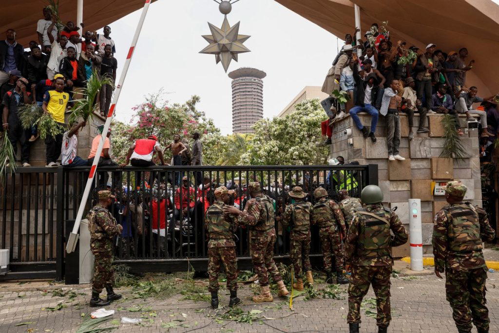 Chaos as Kenyan security forces fire on Odinga’s mourners