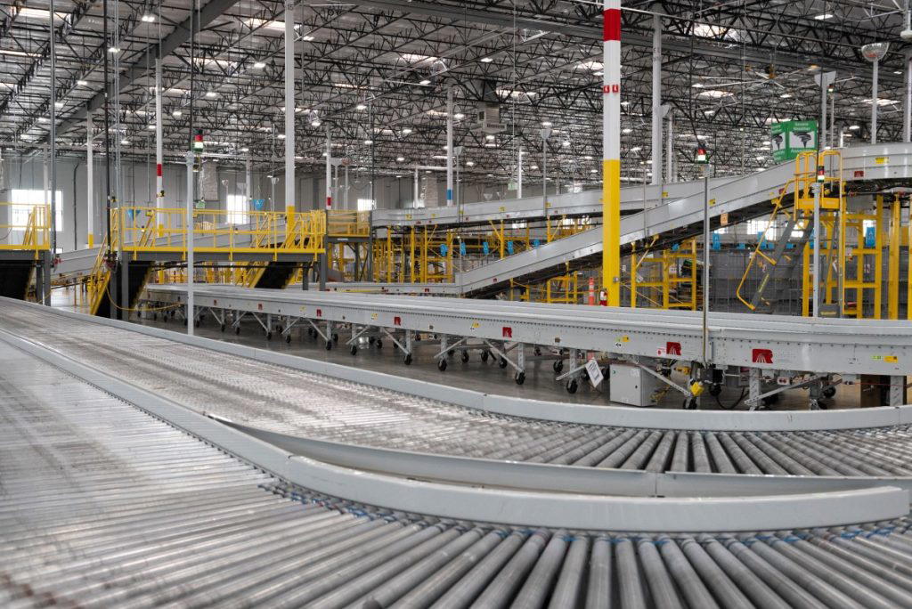 Amazon uses AI to make robots better warehouse workers