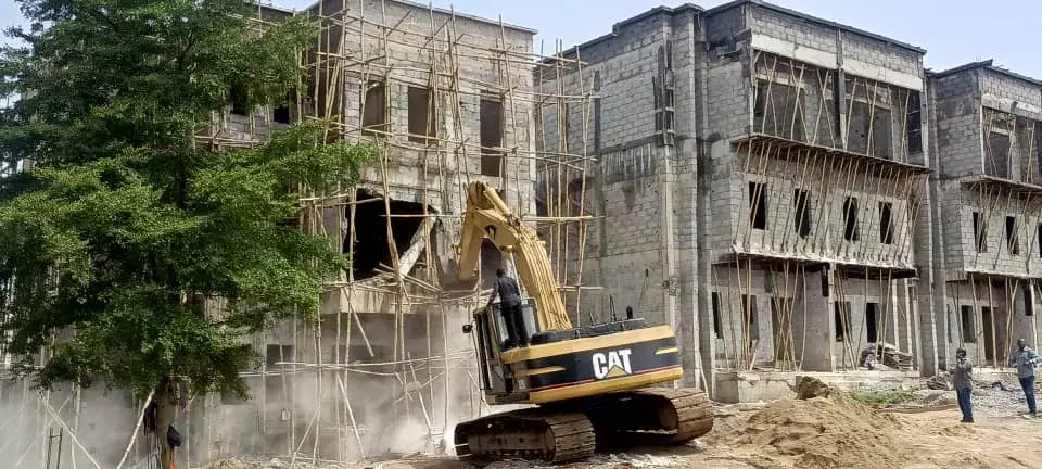 FCTA demolishes 11 buildings under high tension in Apo-Dutse