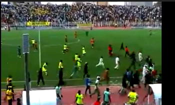 Video: Kano Pillars fans invade pitch, attack referees after 3SC grab late equaliser