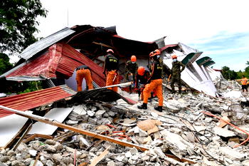 Philippines earthquake death toll nearly 70 as injured overwhelm hospitals