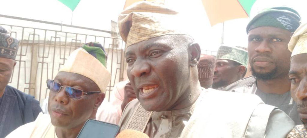 Ex-Kwara lawmaker Saheed Popoola dumps APC, joins PDP with supporters