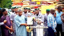 Customs intensifies anti-Smuggling operations seized 8 trailers of rice, arrest four suspects