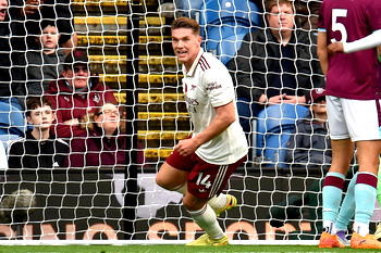 Gyokeres on target as leaders Arsenal beat Burnley 2-0