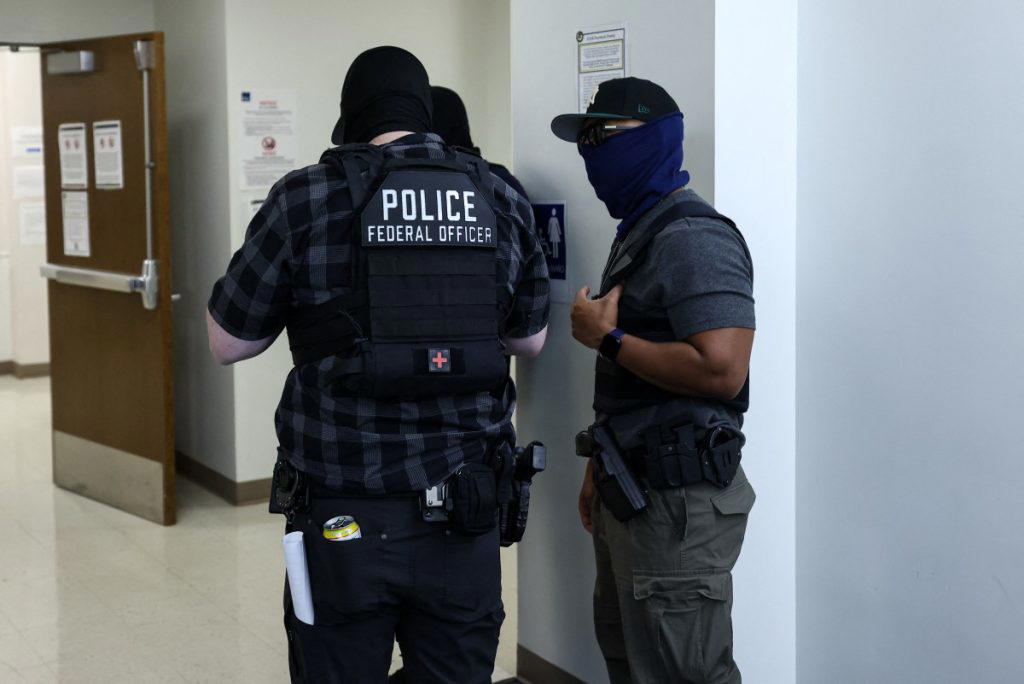 US judge orders hundreds of arrested migrants released on bond