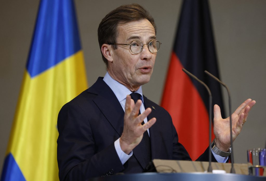 Sweden runs war drill with royal family