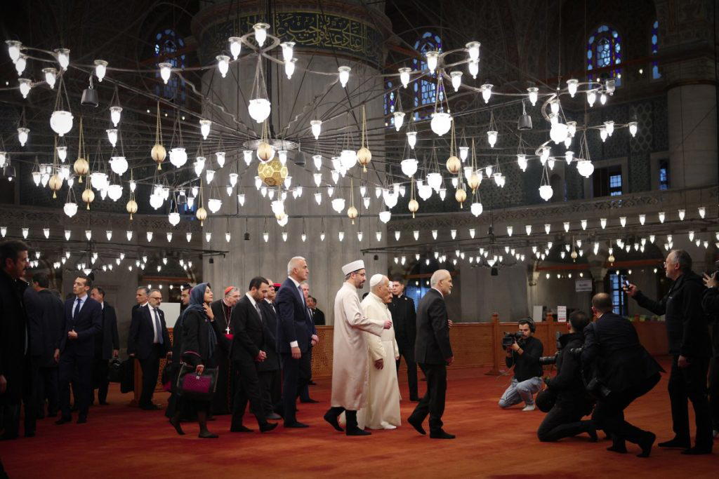 Pope Leo visits Istanbul’s famous Blue Mosque
