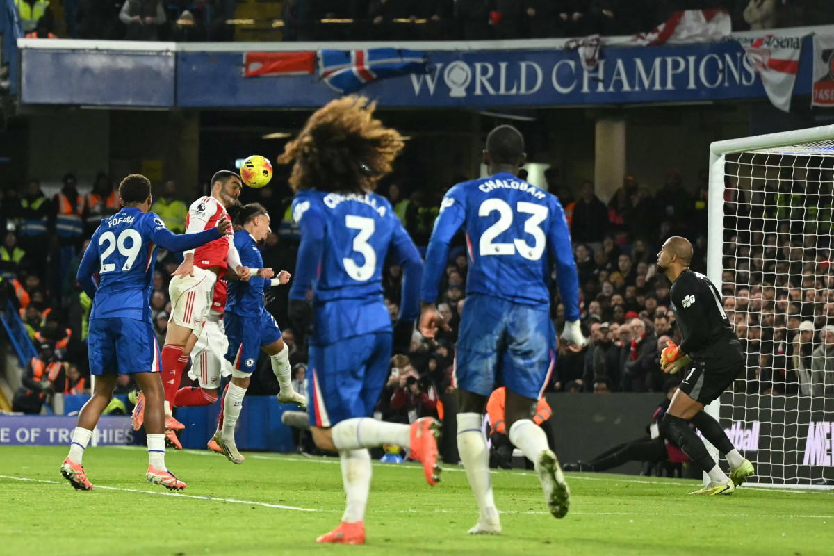 10-man Chelsea hold leaders Arsenal to 1-1 draw