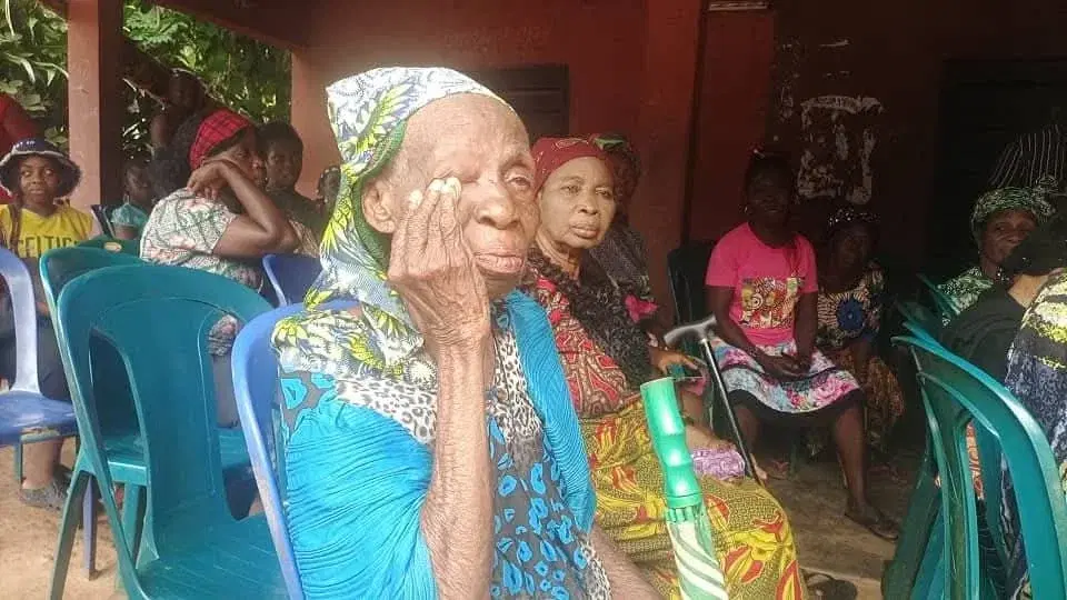 Anambra 2025: 96-year-old woman weeps after being denied voting