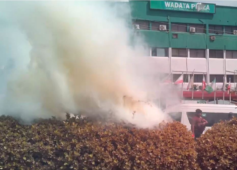 Politicians, journalists scamper for safety as police fire teargas at PDP headquarters