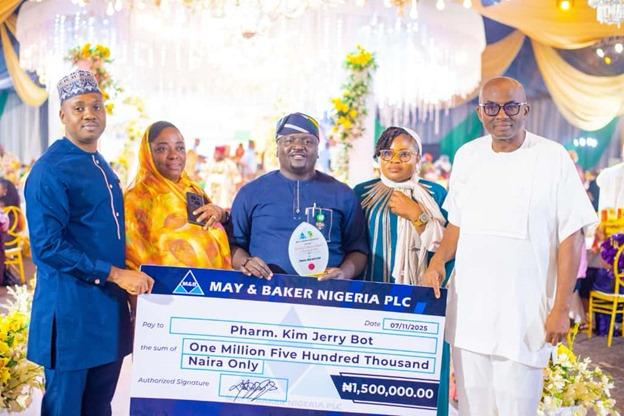 The winner, flanked by representatives of May & Baker From Right – Left Mr. Chiagozie Maduneme, Head of Sales, Pharma Sales and Marketing, May & Baker Nigeria Plc, Mrs. Sandra Nonye Aduba, Corporate Communications Manager May & Baker Nigeria Plc. Winner Pharm. Kim Jerry Bot, Mrs. N. Ariike Mbaneme, Ph.D. Production Manager, May & Baker Nigeria Plc, and Pharm Charles Chinedu Okafor, Head of Business, Osworth Ltd. During the 98th Annual National Conference of the Pharmaceutical Society of Nigeria (PSN) held recently in Kano