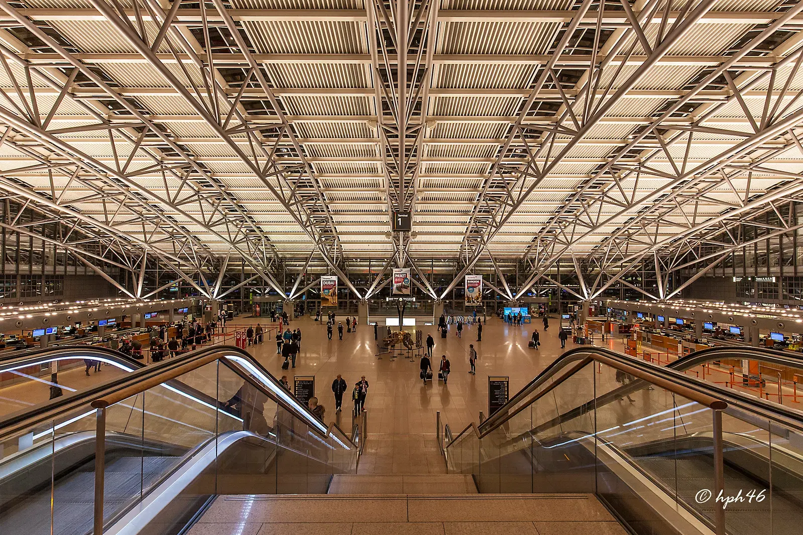 10 oldest airports in the world