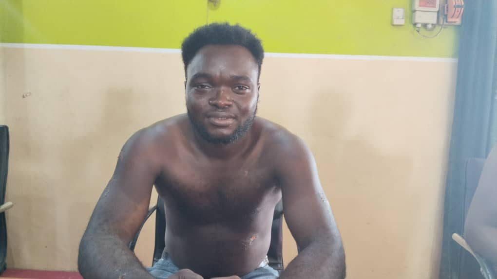 Anti-robbery unit leader matchetes Osun lounge owner over battered ego