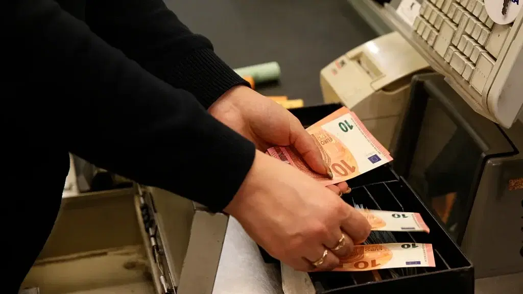 Top 10 countries that use the most cash in 2025