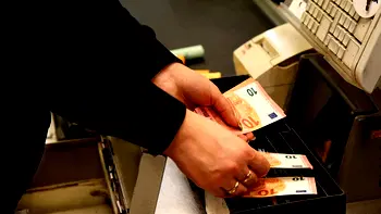 Top 10 countries that use the most cash in 2025
