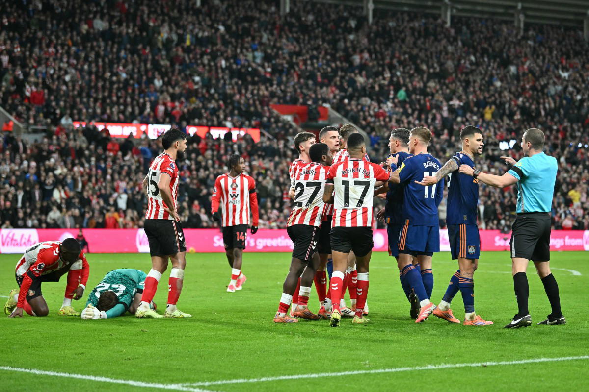 Own goal seals Sunderland 1–0 derby win over Newcastle