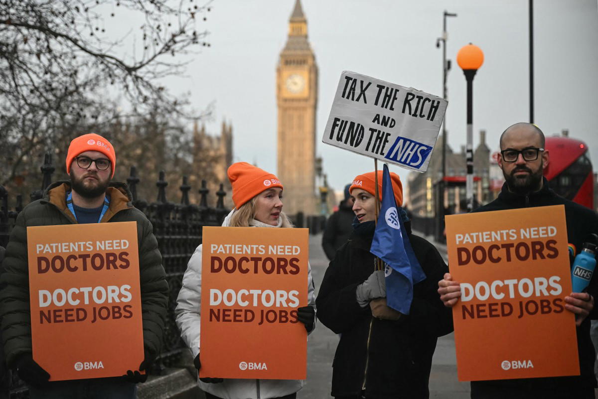 Doctors in England embark on strike amid ‘super flu’ outbreak