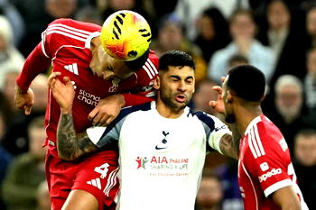 Liverpool beat 9-man Spurs, but Isak limps off after scoring
