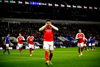 Arsenal stay top of PL with narrow victory over Everton