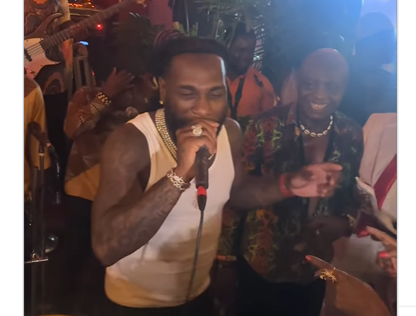Burna Boy joins Dede Mabiaku to thrill fans with Fela’s ‘Palava’ performance