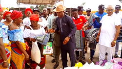 Umuakpo hosts yuletide party, distributes rice, cash to over 1,000 in Isoko North