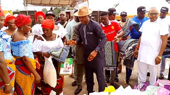 Umuakpo hosts yuletide party, distributes rice, cash to over 1,000 in Isoko North