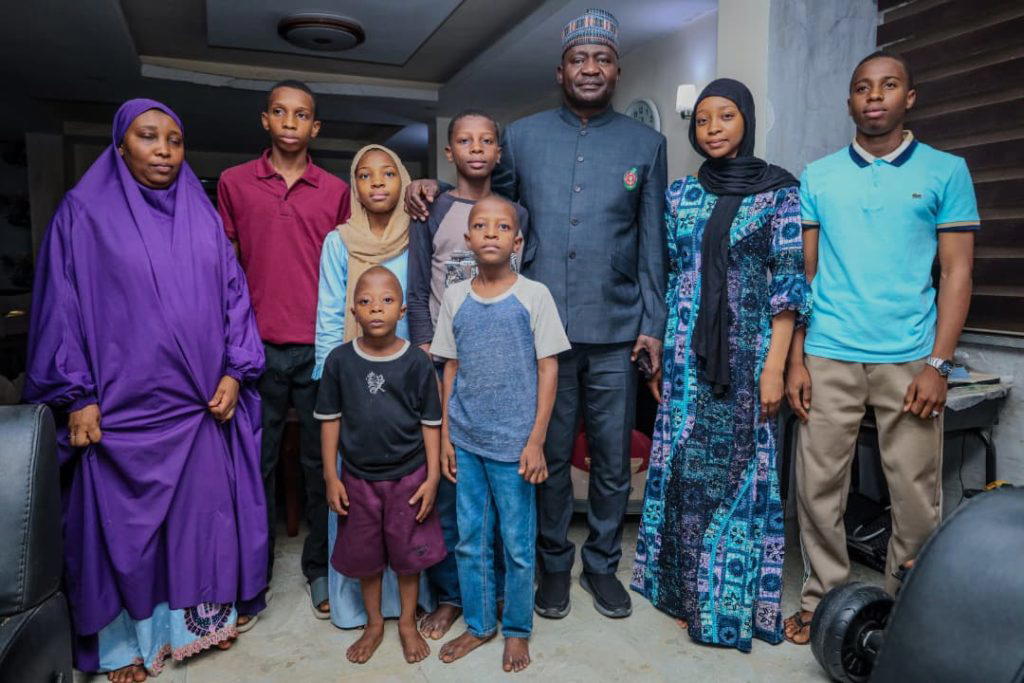 Defence Minister’s condolence visit to family of fallen Brig-Gen Uba draws nationwide praise