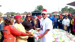 Yuletide: Citing Mbah’s example, Nsukka LG chairman distributes 20,000 bags of rice to residents