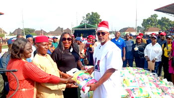 Yuletide: Citing Mbah’s example, Nsukka LG chairman distributes 20,000 bags of rice to residents