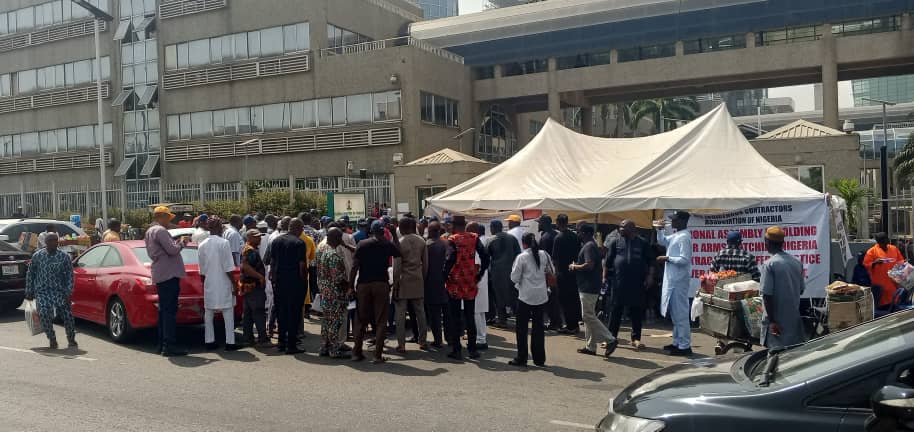 4trn debt: Angry contractors besiege Finance Ministry, demand N760bn payment