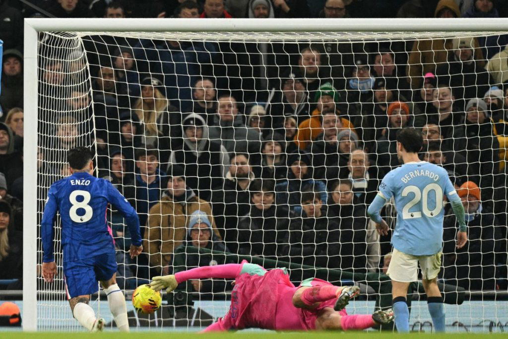 Enzo snatches late draw as Chelsea puncture Man City title bid