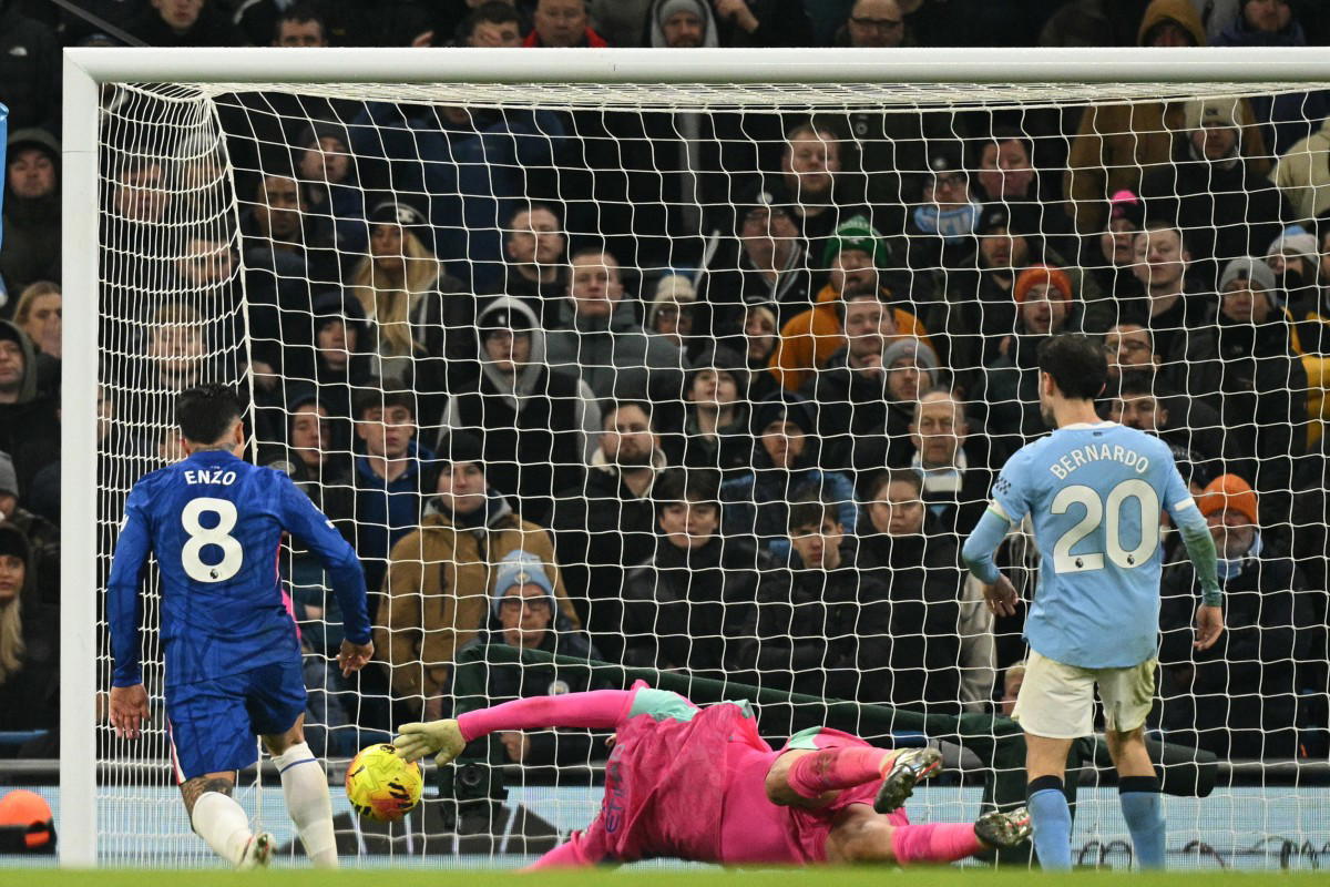 Enzo snatches late draw as Chelsea puncture Man City title bid