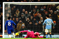 Enzo snatches late draw as Chelsea puncture Man City title bid