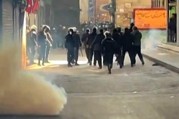 Iran forces use tear gas on protesters at Tehran bazaar – Rights groups