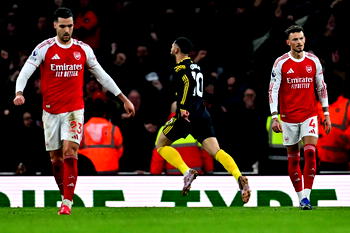 Man United stun Premier League leaders Arsenal 3-2 at Emirates