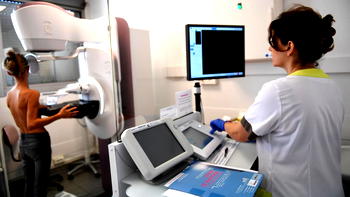 AI helps doctors spot breast cancer in scans in world-first trial