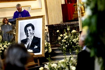 Stars turn out for Valentino’s funeral in Rome